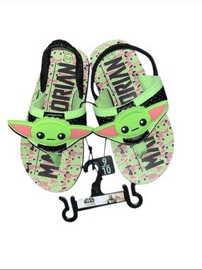 Star Wars Baby Yoda Green and Black Kids Flip Flops Size 9/10